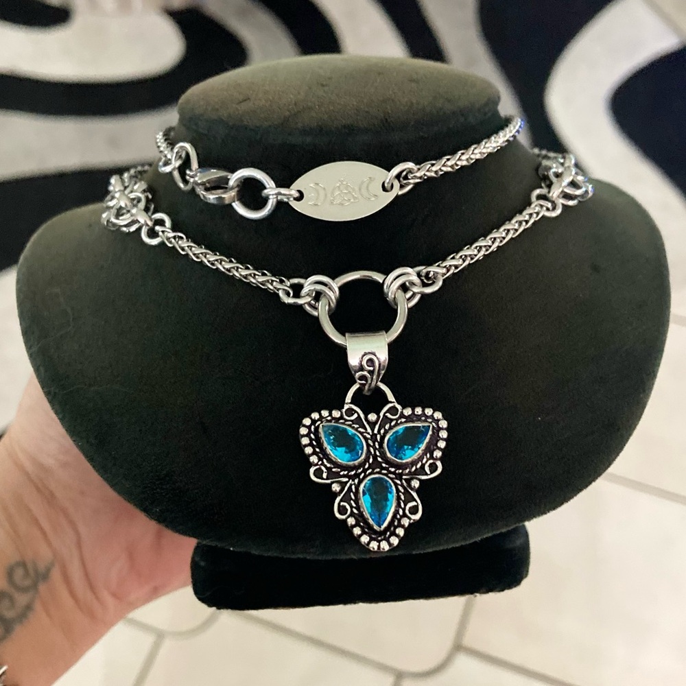 925 sterling silver overlay blue topaz triangle Celtic knot maille necklace - Picture 11 of 13